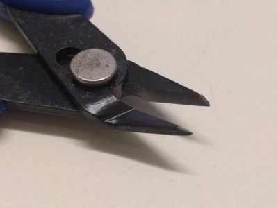 Tangen har et vinklet næb, der gør det lettere at fjerne support fra dit 3D-print