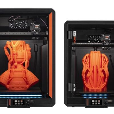 Prusa CORE One L+ ved siden af CORE One+ – dobbelt printvolumen
