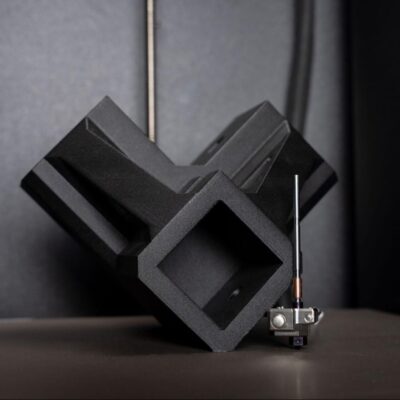 Teknisk emne printet i højtemperaturmateriale ved siden af Prusa HT Hotend