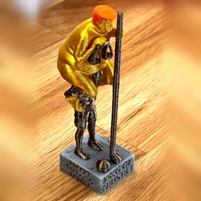 The Orange Plague – 3D-printet figur i guld, bronze og orange på grå sokkel, 10 cm